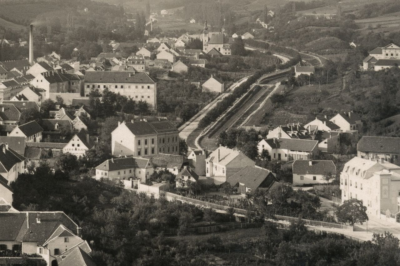 Ribnjak, Zvonarička ulica sa tvornicom zvonova srušenom 1936. godine, ulica Nova Ves sa crkvom sv. Ivana Krstitelja